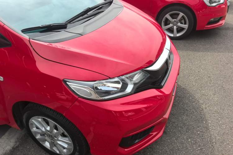 Used Honda Fit 2018 1.5L CVT Comfort Sunroof Version Front Right 45 Deg