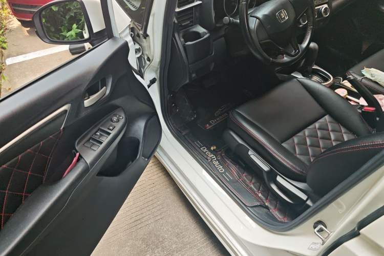 Used Honda Fit 2018 1.5L CVT Trendy Run+ Edition Driver Seat