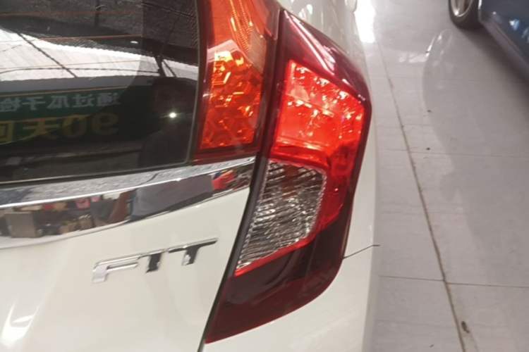 Used Honda Fit 2018 1.5L CVT Comfort Sunroof Version Exterior 3
