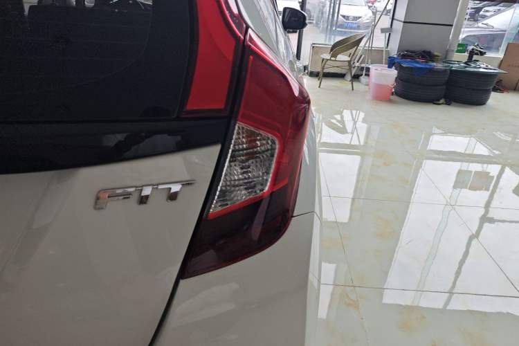 Used Honda Fit 2018 1.5L CVT Comfort Sunroof Version Exterior 3