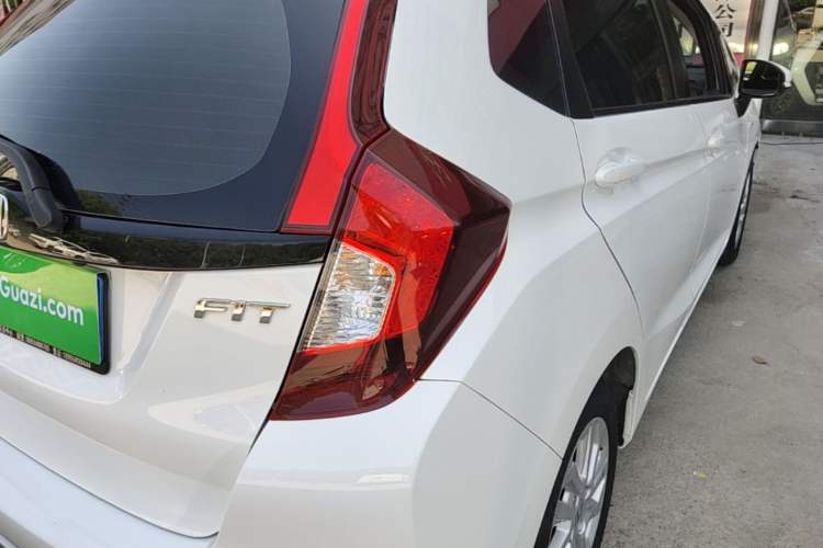 Used Honda Fit 2018 1.5L CVT Comfort Sunroof Version Exterior 3