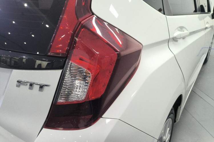 Used Honda Fit 2018 1.5L CVT Comfort Sunroof Version Exterior 5
