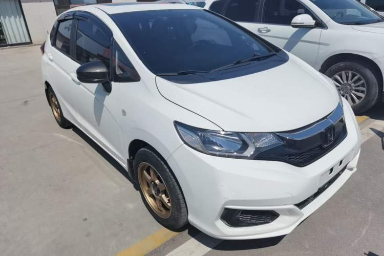 Used Honda Fit 2018 1.5L CVT Comfort Sunroof Version Front Right 45 Deg