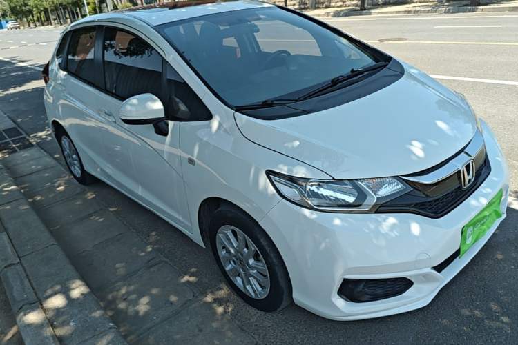 Used Honda Fit 2018 1.5L CVT Comfort Sunroof Version Front Right 45 Deg