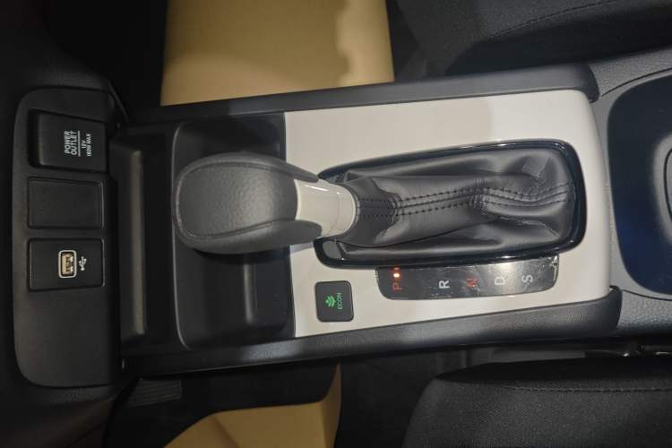 Used Honda Fit 2022 1.5L CVT Trendy Sunroof Edition Gear Lever