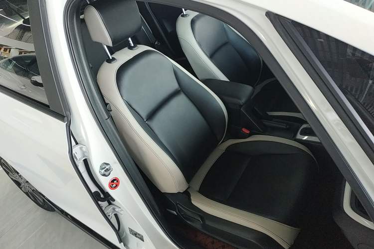 Used Honda Fit 2023 1.5L CVT Trendy Sports Edition Right Front Seat