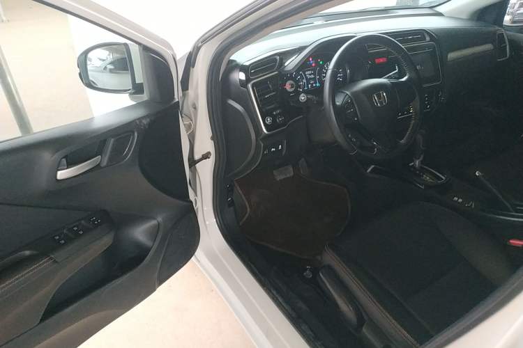 Used Honda Gienia 2017 1.5L CVT Luxury Edition Driver Seat