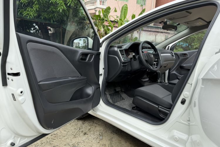 Used Honda Gienia 2017 1.5L CVT Classic Edition Interior 1