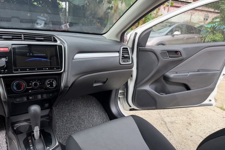 Used Honda Gienia 2017 1.5L CVT Classic Edition Interior 10
