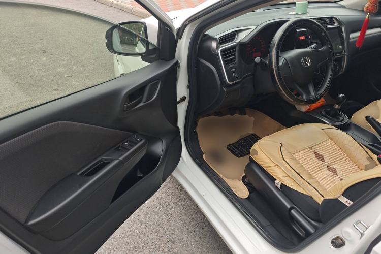 Used Honda Gienia 2017 1.5L Manual Classic Edition Interior 3