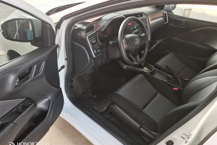 Used Honda Gienia 2017 1.5L CVT Classic Edition Interior 4