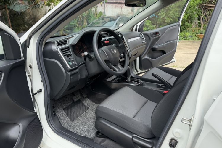 Used Honda Gienia 2017 1.5L CVT Classic Edition Interior 6