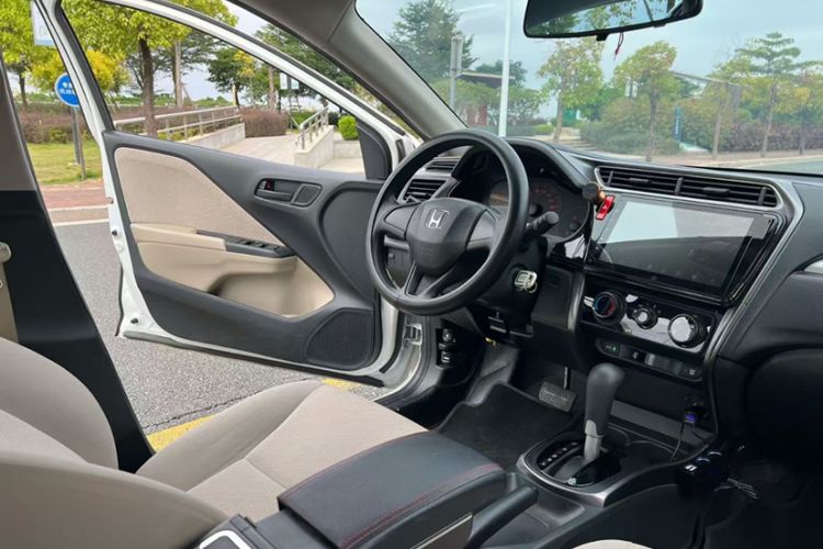 Used Honda Greiz 2016 1.5L CVT Classic Edition Interior 2