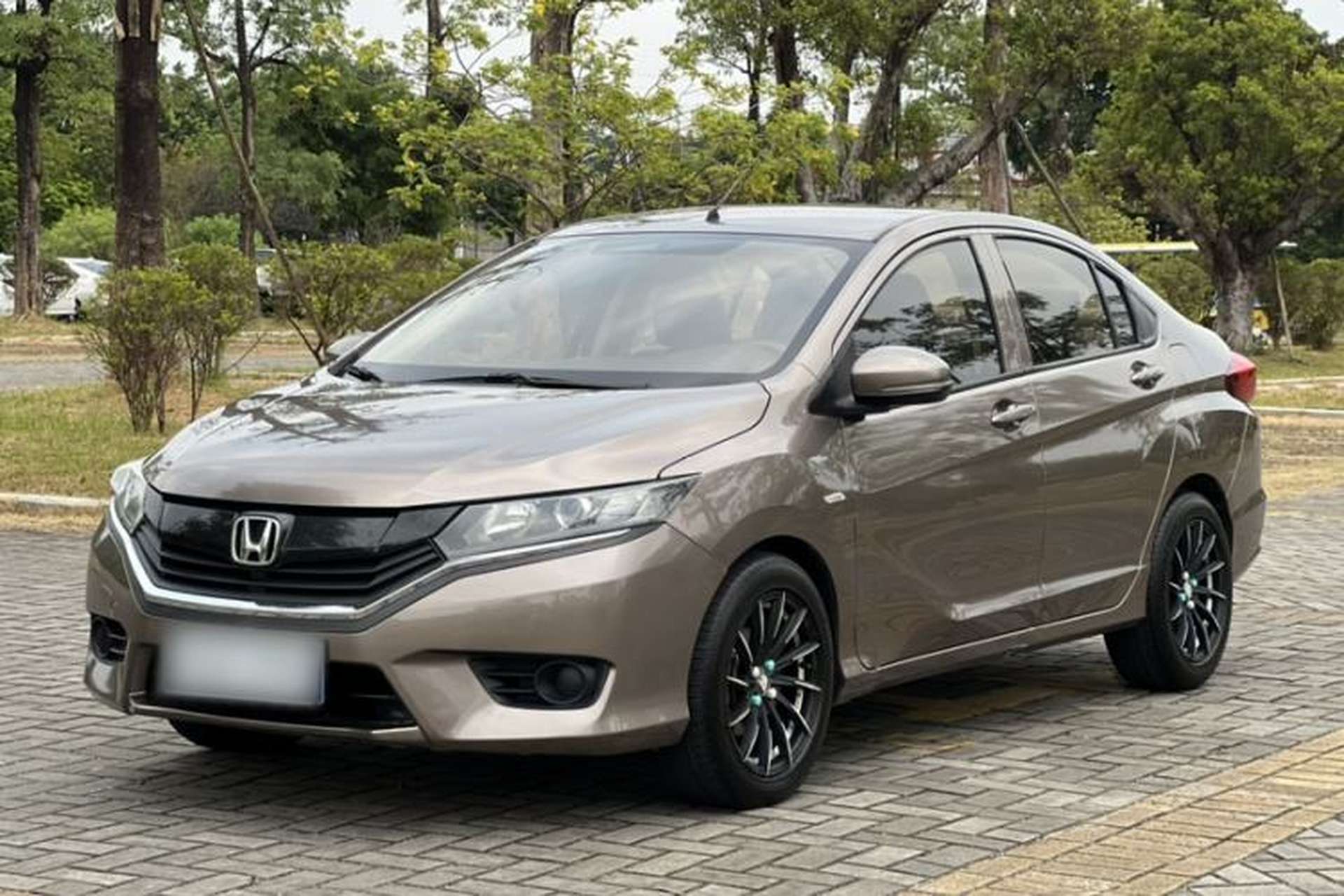 Used Honda Greiz 2016 1.5L CVT Classic Edition Front Left 45 Deg