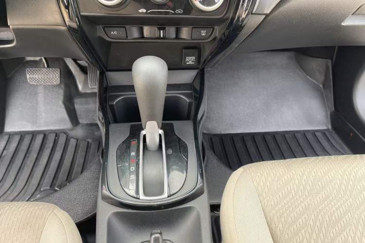 Used Honda Greiz 2016 1.5L CVT Comfort Version Interior 4