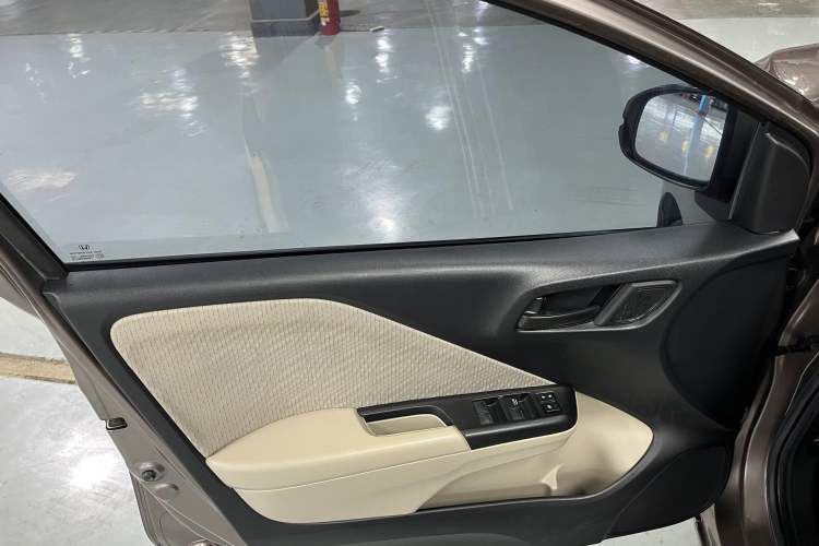 Used Honda Greiz 2016 1.5L CVT Classic Edition Interior 4