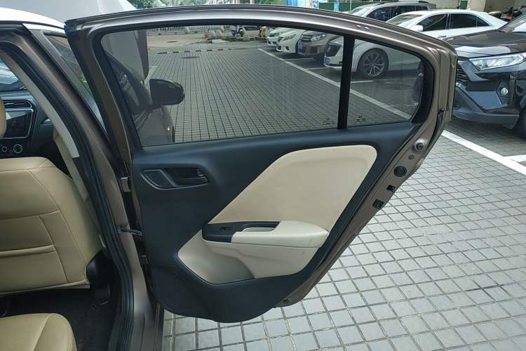 Used Honda Greiz 2016 1.5L CVT Comfort Version Interior 6