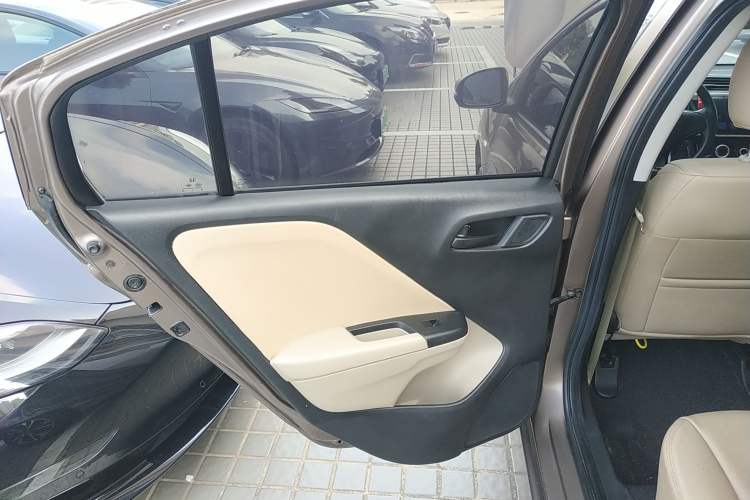 Used Honda Greiz 2016 1.5L CVT Comfort Version Interior 8