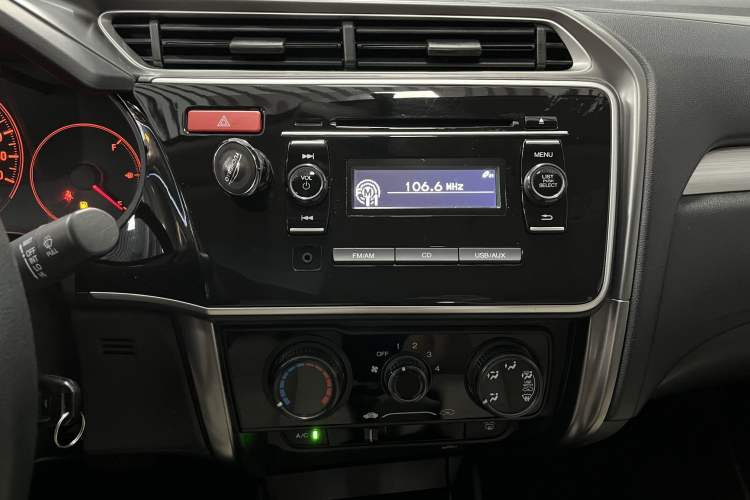 Used Honda Greiz 2016 1.5L CVT Classic Edition Interior 8