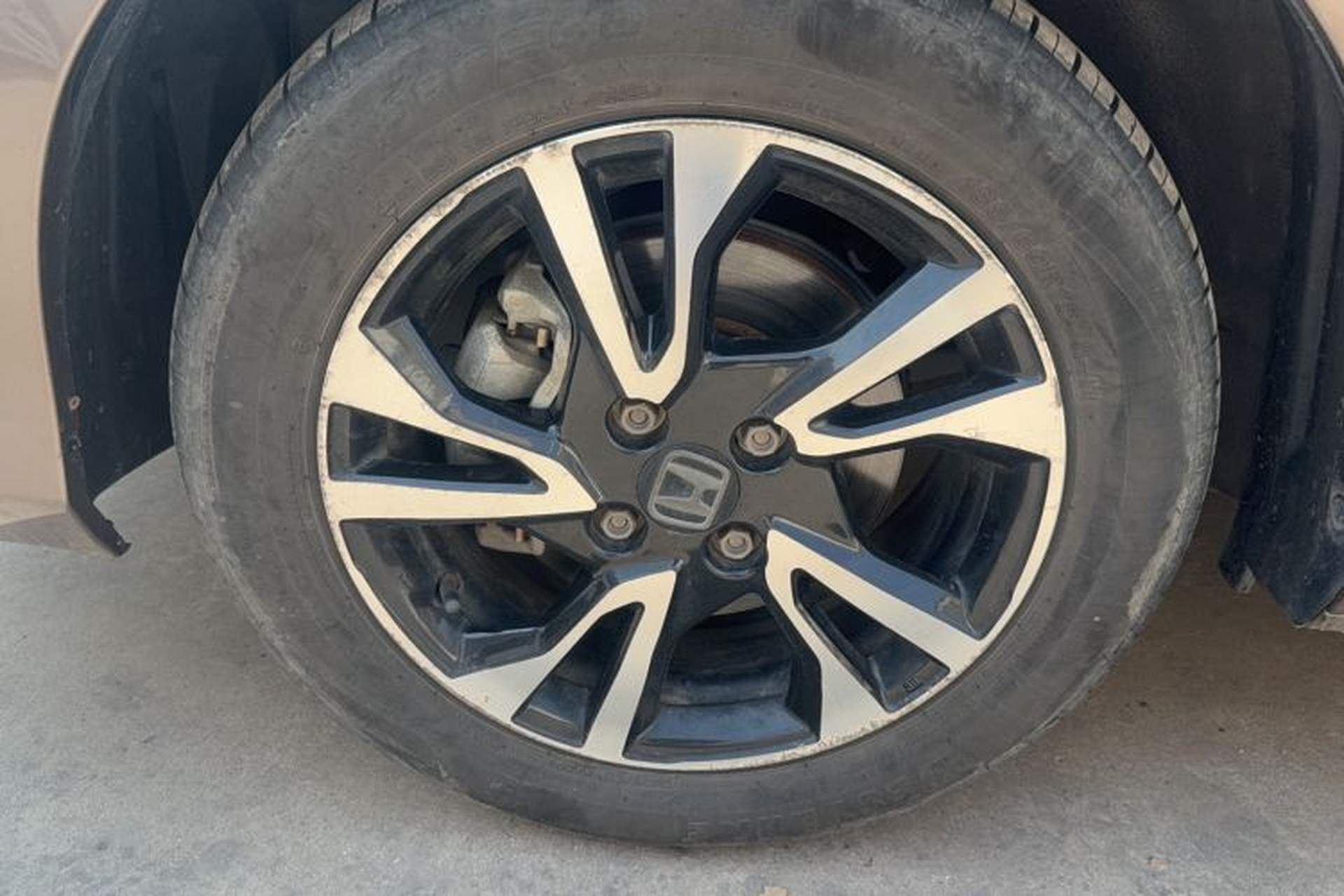 Used Honda Greiz 2016 1.5L Manual Classic Edition Left Front Wheel Hub