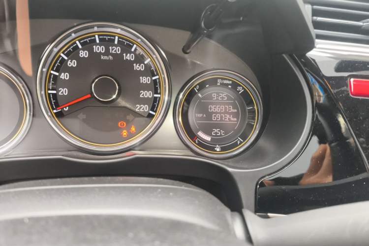 Used Honda Greiz 2016 1.5L CVT Luxury Edition Odometer Close Up