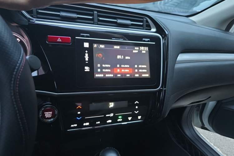 Used Honda Greiz 2016 1.5L CVT Luxury Edition Audio And AC Panel