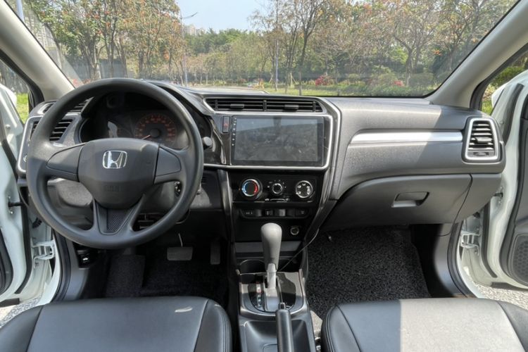 Used Honda Greiz 2016 1.5L CVT Classic Edition Interior 2