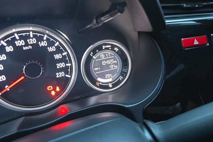 Used Honda Greiz 2016 1.5L CVT Luxury Edition Odometer Close Up