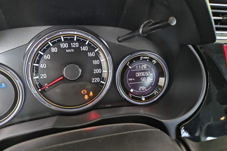 Used Honda Greiz 2016 1.5L CVT Luxury Edition Odometer Close Up