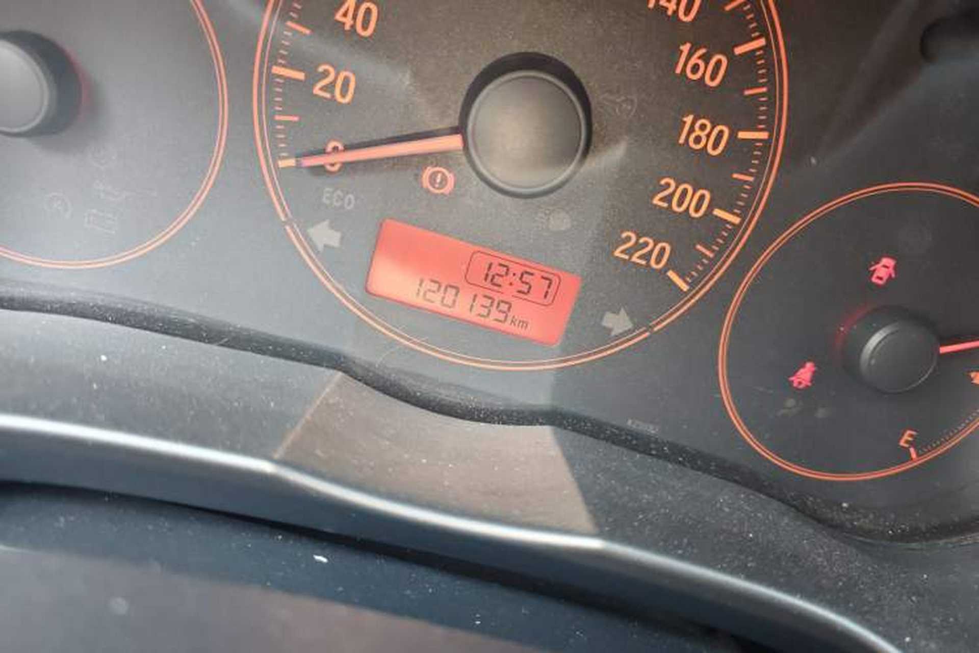 Used Honda Greiz 2016 1.5L Manual Classic Edition Odometer Close Up