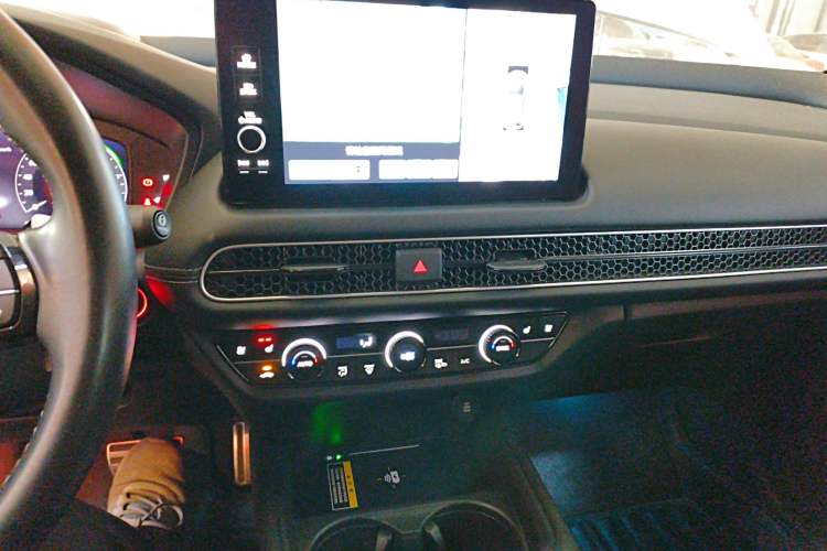 Used Honda HR-V 2023 2.0L eHEV Dynamic Edition Audio And AC Panel