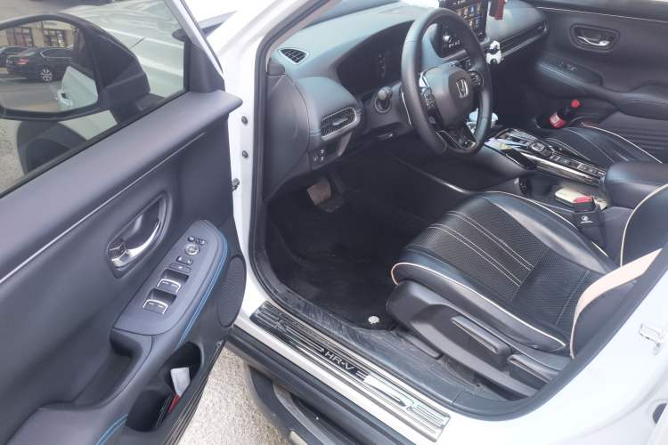 Used Honda HR-V 2023 2.0L eHEV Dynamic Smart Edition Driver Seat