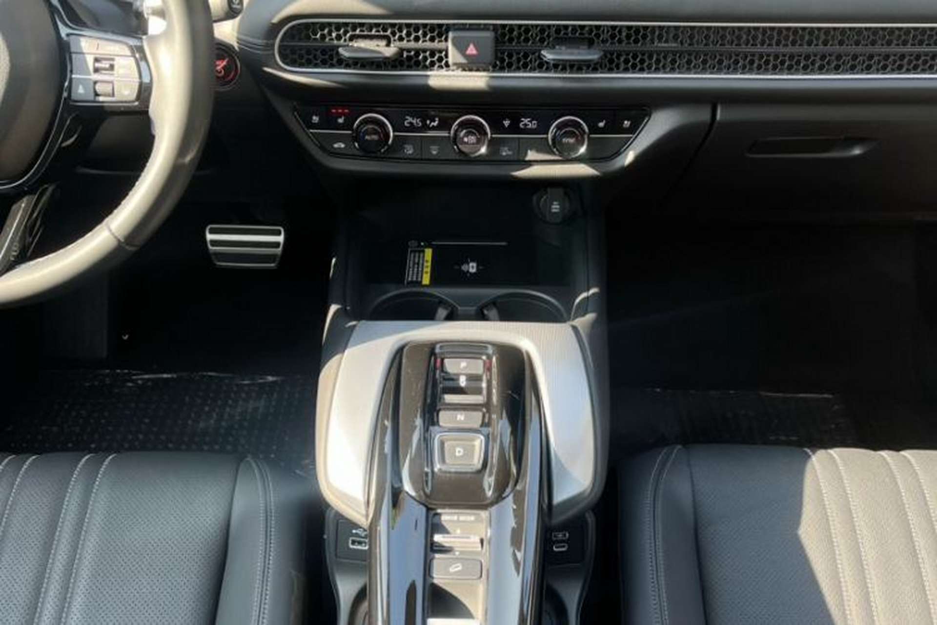 Used Honda HR-V 2023 2.0L eHEV Dynamic Edition Interior 2