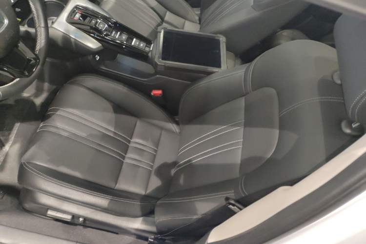 Used Honda HR-V 2023 2.0L eHEV Dynamic Edition Left Front Seat