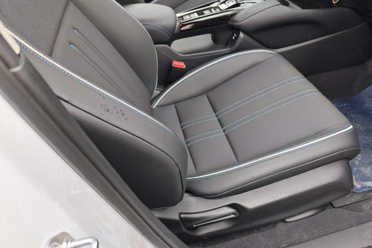 Used Honda HR-V 2023 2.0L eHEV Dynamic Smart Edition Right Front Seat