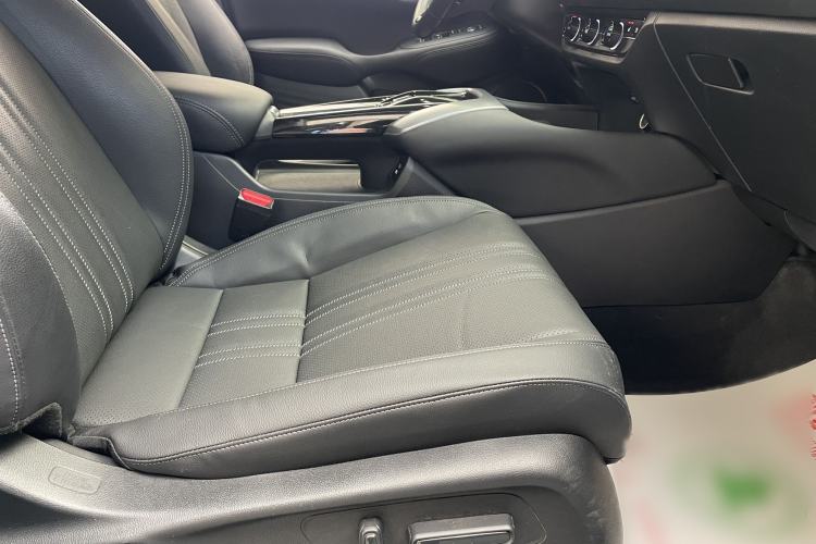 Used Honda HR-V 2023 2.0L eHEV Dynamic Edition Right Front Seat