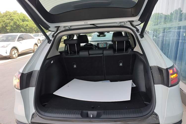 Used Honda HR-V 2023 2.0L eHEV Dynamic Edition Trunk