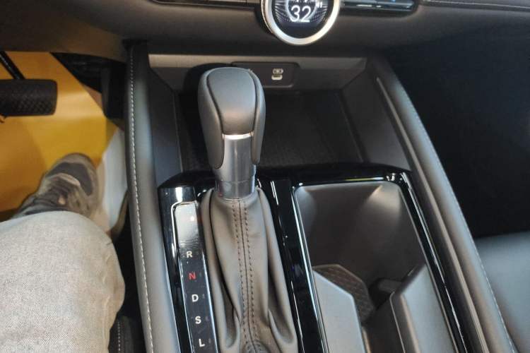 Used Honda Inspire 2025 260TURBO Elite Edition Gear Lever