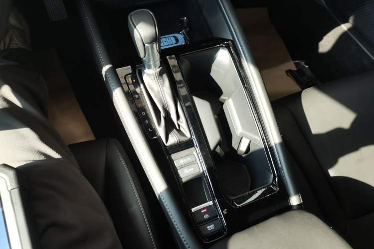 Used Honda Inspire 2025 260TURBO Elegant Edition Gear Lever