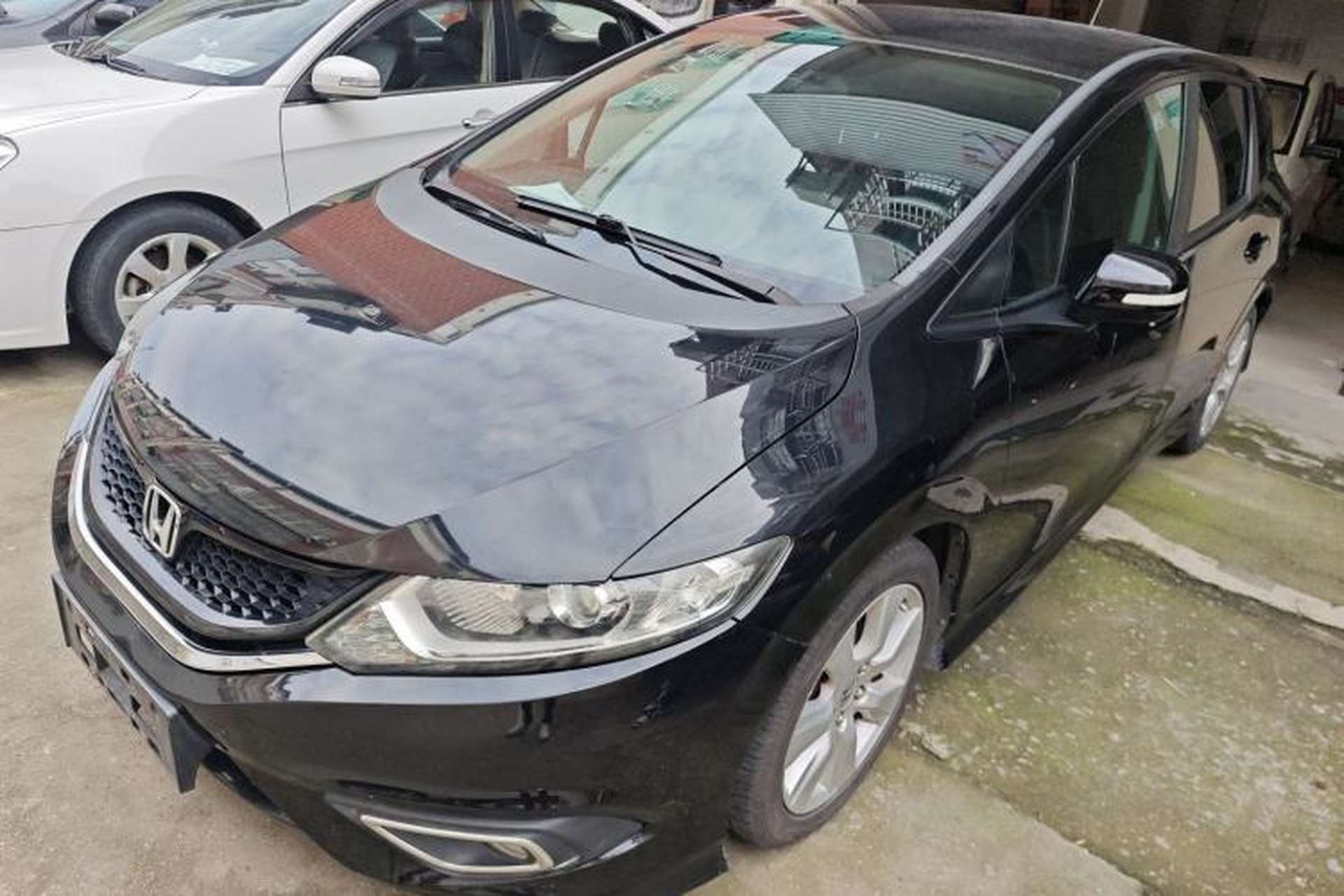 Used Honda Jade 2013 1.8L automatic Comfort version 6 seats Front Left 45 Deg