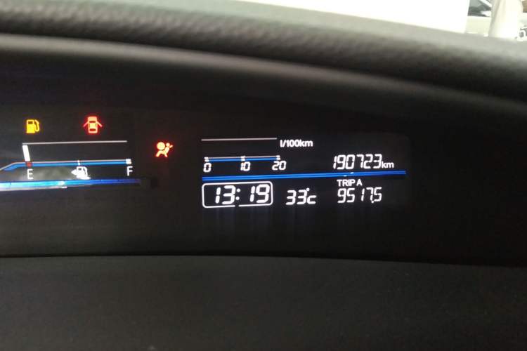 Used Honda Jade 2013 1.8L CVT Luxury Edition 5 seats Odometer Close Up
