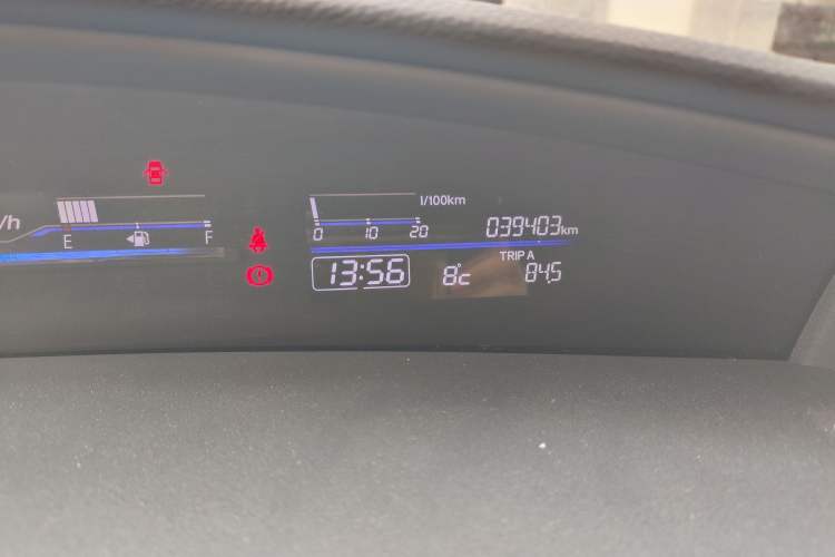 Used Honda Jade 2013 1.8L automatic Comfort version 6 seats Odometer Close Up