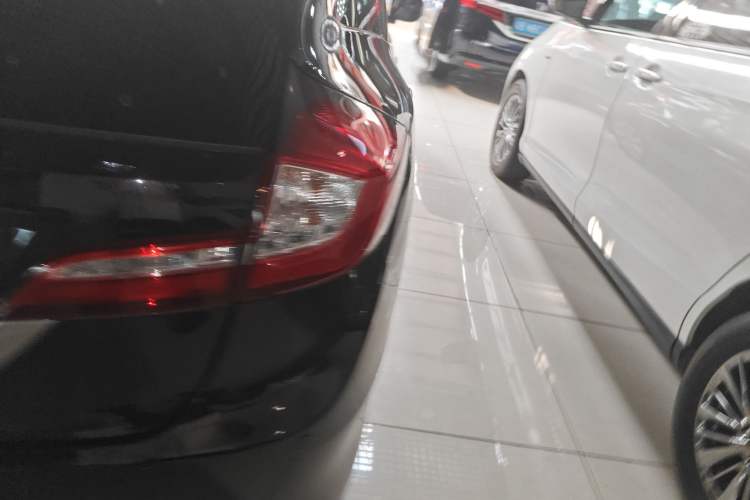 Used Honda Jade 2013 1.8L automatic Comfort version 5 seats Exterior 3