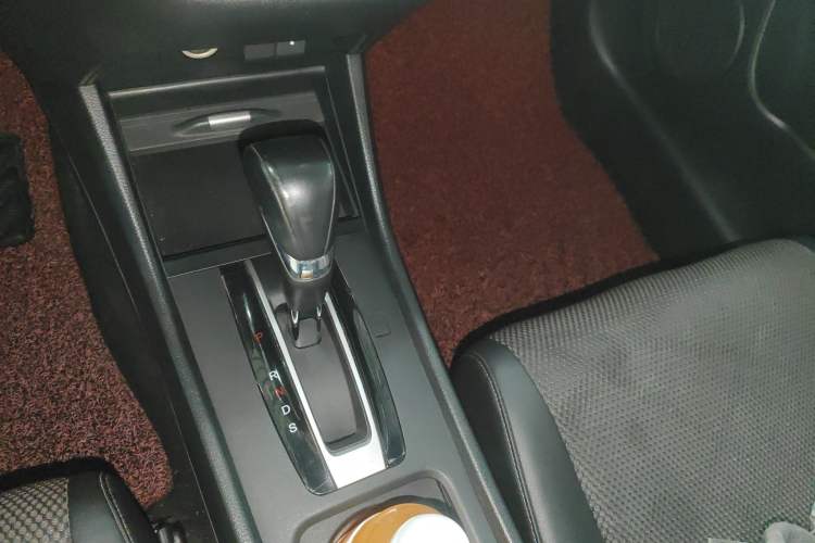 Used Honda Jade 2013 1.8L automatic Comfort version 5 seats Gear Lever