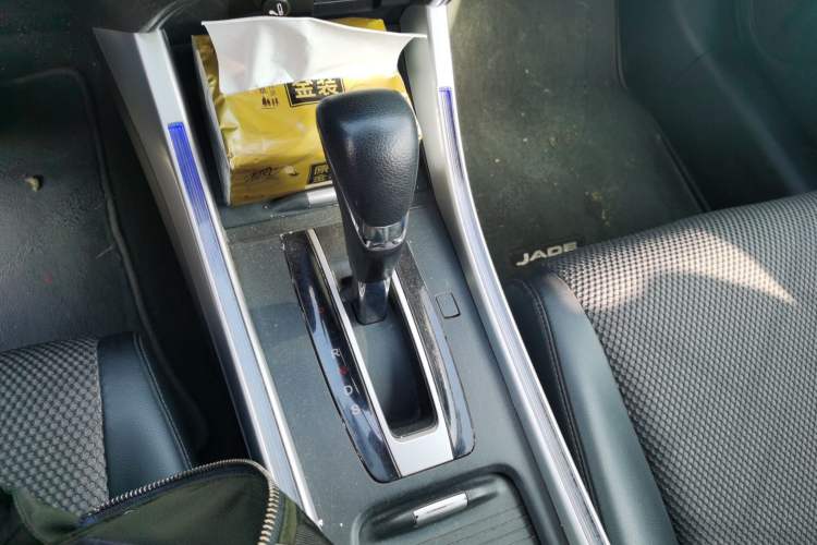 Used Honda Jade 2013 1.8L automatic Comfort version 6 seats Gear Lever