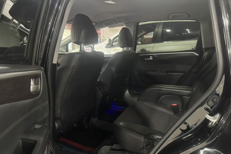 Used Honda Jade 2013 1.8L automatic Comfort version 6 seats Interior 5