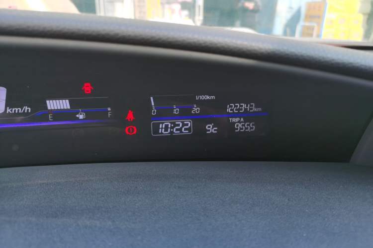 Used Honda Jade 2013 1.8L automatic Comfort version 6 seats Odometer Close Up