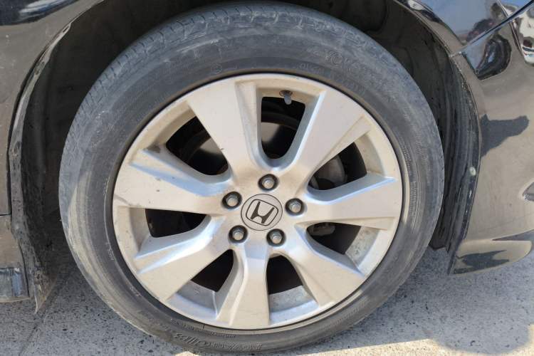 Used Honda Jade 2013 1.8L automatic Comfort version 5 seats Right Front Wheel Hub