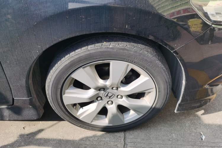 Used Honda Jade 2013 1.8L automatic Comfort version 6 seats Right Front Wheel Hub