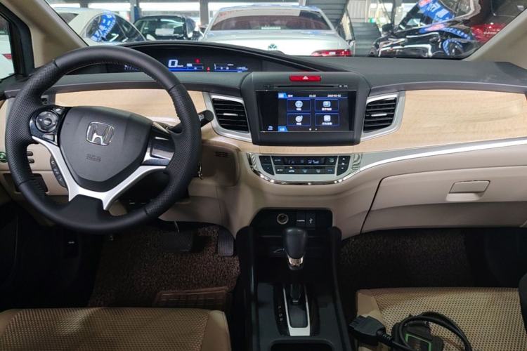Used Honda Jade 2013 1.8L automatic Comfort version 5 seats Center Console
